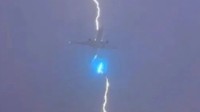加拿大一波音777客机起飞后被闪电击中 发出璀璨蓝光