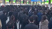 网友拍下日本火车站无声早高峰 引网友热议