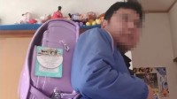 爸爸偷背女儿书包导致女儿大哭 网友：这是虐待儿童