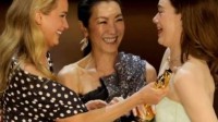 杨紫琼发文祝贺石头姐：想跟你朋友一同分享这时刻