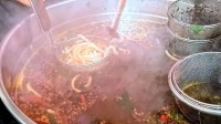 甘肃天水麻辣烫火了！机场组织专车接送食客
