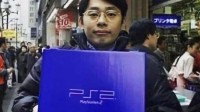 2000年一日本男子展示首发抢购的PS2 玩家思绪万千
