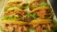 阿姨卖夹饼90度敞开往里塞肉引热议：量足 一直卖6元