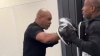 57岁拳王泰森晒生猛训练视频：一拳打飞训练师护具