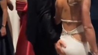 锤哥和老婆公共场合亲密接触引热议 网友：尊重祝福