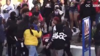 美国加州两女子互相挥拳斗殴 200人聚众围观