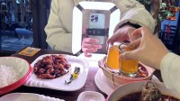 网红餐馆一桌菜8个探店博主拍：还得幻想食物味道