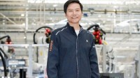 雷军晒小米汽车工厂工服照 网友：考虑卖工服吗？