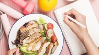 营养师称贾玲16加8饮食法可以尝试：白天正常吃即可