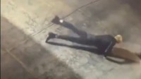澳大利亚一女子行窃前先做瑜伽 被监控拍下翻滚全程