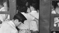 老照片：1980年代日本地铁就有专门的推手