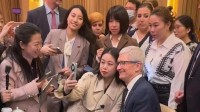 苹果CEO库克现身北京:女子拿Mate60与其合影