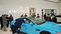小米SU7展车掀起围观潮：现场热度爆棚