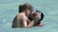 霉霉和男友一起度假：在海中激情接吻