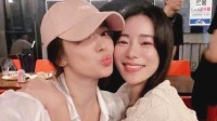 《黑暗荣耀》两女主感情好 林智妍为宋慧乔新剧应援