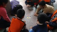 央视网评小学生玩烟卡 玩玩烟卡不必紧张兮兮
