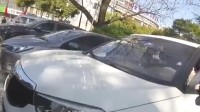 女子报警称车玻璃被盗 民警一键找回：降下没升起来