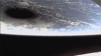 震撼！马斯克发布日全食的卫星视角：地球上惊现黑洞