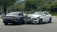 小米SU7误撞奔驰 车主回应：人没事、车已送售后