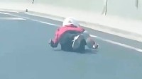 成龙？男子在高架趴着滑板滑行 交警回应