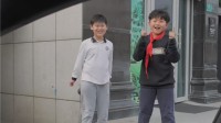 小米SU7被俩小孩欢呼雀跃式围观  雷军回应