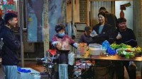 炸串奶奶摊前排起长队 75岁奶奶26年坚持低价卖串