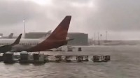阿联酋经历75年来最大降雨 机场成“海”道路被淹