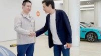 雷军抖音直播帅气出场 回应网友喊话去打螺丝
