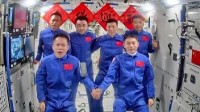 3名航天员顺利进驻中国空间站 太空拍合影 