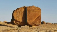 4000年前的沙特巨石宛如被精准“切割” 成因至今是谜