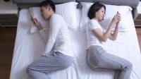 调查称“分床睡”夫妻比例增加 到底有什么好处？