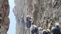 雁荡山攀岩拥堵游客挂半山腰1小时 如需救援300元1人