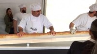 140.53米！法国面包师烤出最长法棍打破纪录
