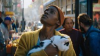 《寂静之地》前传《入侵日》海报：黑人女主救人救猫
