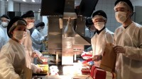 记者卧底麦当劳餐厅后厨：给过期食材换标签续命