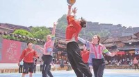 贵州“姑妈”篮球赛太有意思了 唯一规则：不准打架