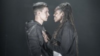 荷兰弟+黑人女演员《罗密欧与朱丽叶》剧照:深情对视