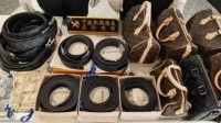 女子腰扎8条LV皮带入境被查 一翻行李箱还有22条