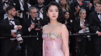关晓彤亮相戛纳电影节红毯：高开叉长腿吸睛