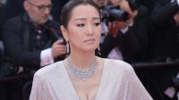 巩俐亮相戛纳电影节开幕红毯：58岁气质依旧