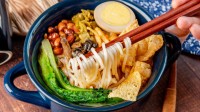 12306回应车厢吃东西被嫌味大：不能吃榴莲臭豆腐等