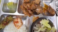 网友吐槽韩国大学食堂真的适合减肥：这菜看起来非常有饭缩力
