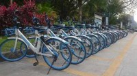 男子“悬浮”骑无坐垫共享单车 网友：这操作太秀了