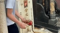 黄家驹墓碑被毁歌迷扫墓痛哭:四川专程过来便闻噩耗