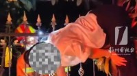 腰子一疼：女子翻围栏摘枇杷被铁刺扎进腰部8cm