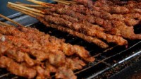 官方通报贵州一烤肉店给肉串喷漆：区分赠品 已停业