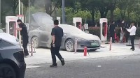 老款ModelS在特斯拉店门口起火 工作人员：并非自燃