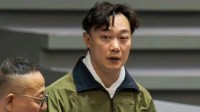 陈奕迅含泪鞠躬致歉：因声带不适致杭州演唱会延期