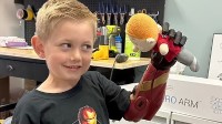 5岁断臂男孩安装3D打印手臂：红金配色宛如钢铁侠！