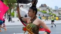 飞天神女跑马拉松 一手琵琶一手伞：回天庭要迟到了
